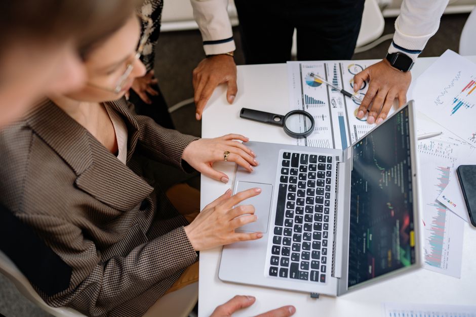 Un ordinateur portable dans un bureau