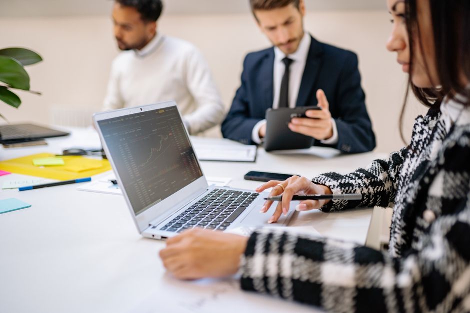 Une équipe, un ordinateur portable et un marché dans un bureau